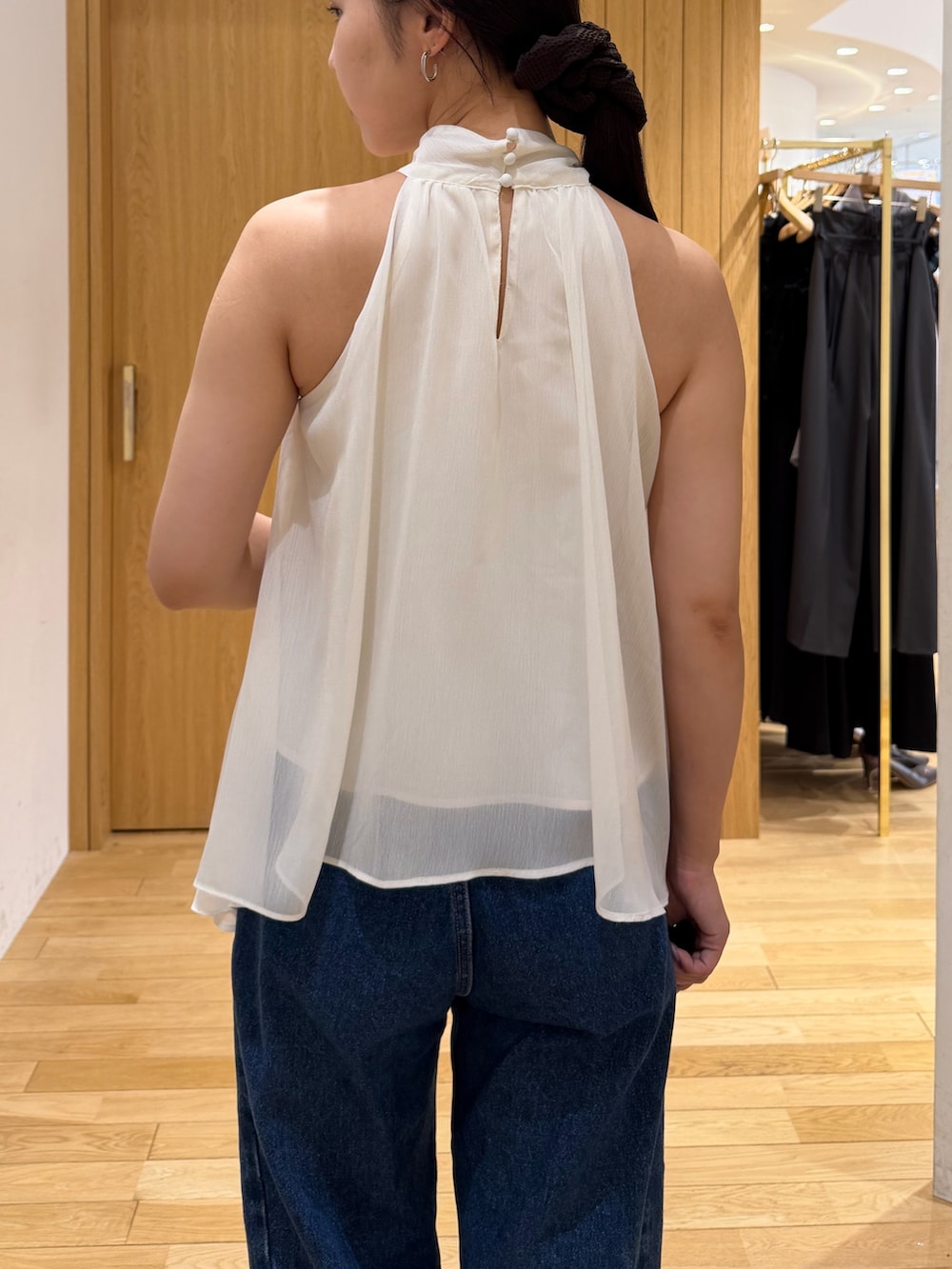 ブルー系のデニムパンツ、ホワイト系のシャツ/ブラウス、グリーン系のパンプスを着用したレディースの夏コーディネートの6枚目の写真
