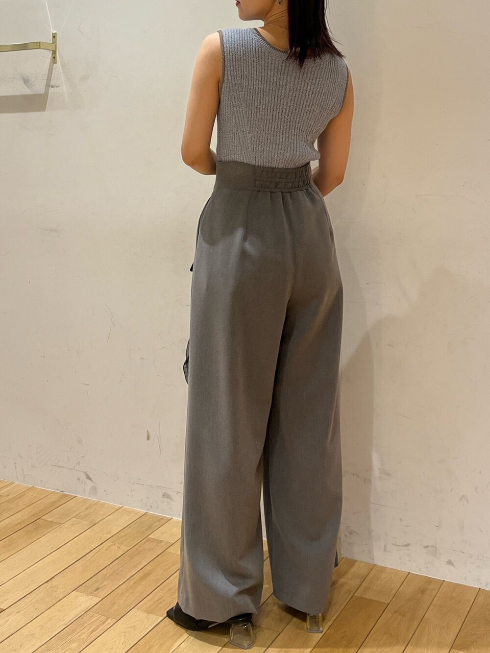 ブルー系のニット/セーター、グレー系のその他パンツ、ブラック系のサンダルを着用したレディースの夏コーディネートの3枚目の写真