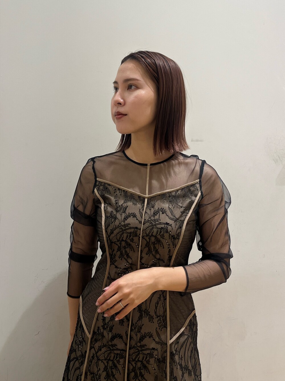 ゴールド系のパンプス、ブラック系のドレスを着用したレディースの冬コーディネートの4枚目の写真