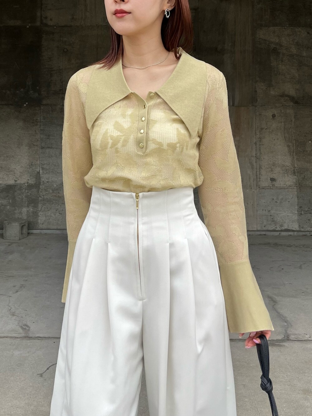 ホワイト系のサンダル、ブラック系のショルダーバッグ、ホワイト系のその他パンツを着用したレディースの春コーディネートの5枚目の写真