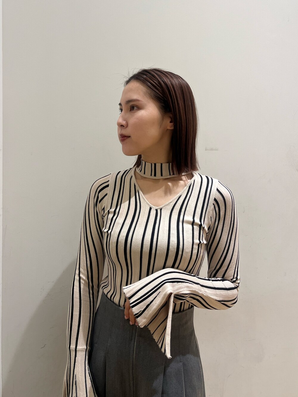 グレー系のその他パンツ、その他のニット/セーター、ブラック系のブーツを着用したレディースの冬コーディネートの4枚目の写真