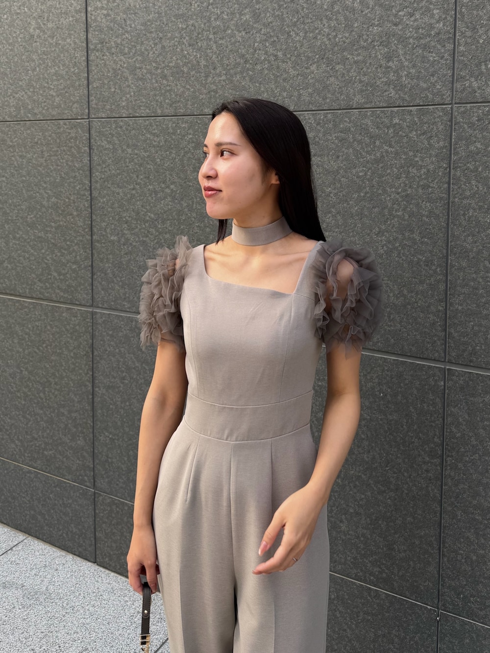 グレー系のドレス、その他のパンプス、その他のクラッチバッグを着用したレディースの冬コーディネートの4枚目の写真