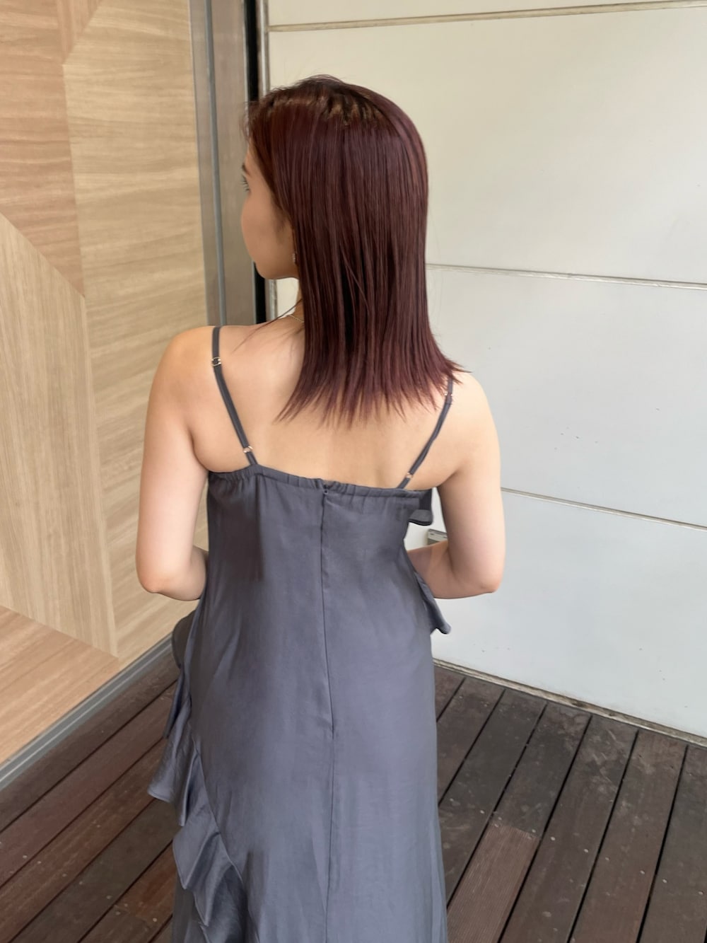グレー系のワンピース、ブラウン系のハンドバッグ、ブラック系のサンダルを着用したレディースの夏コーディネートの5枚目の写真