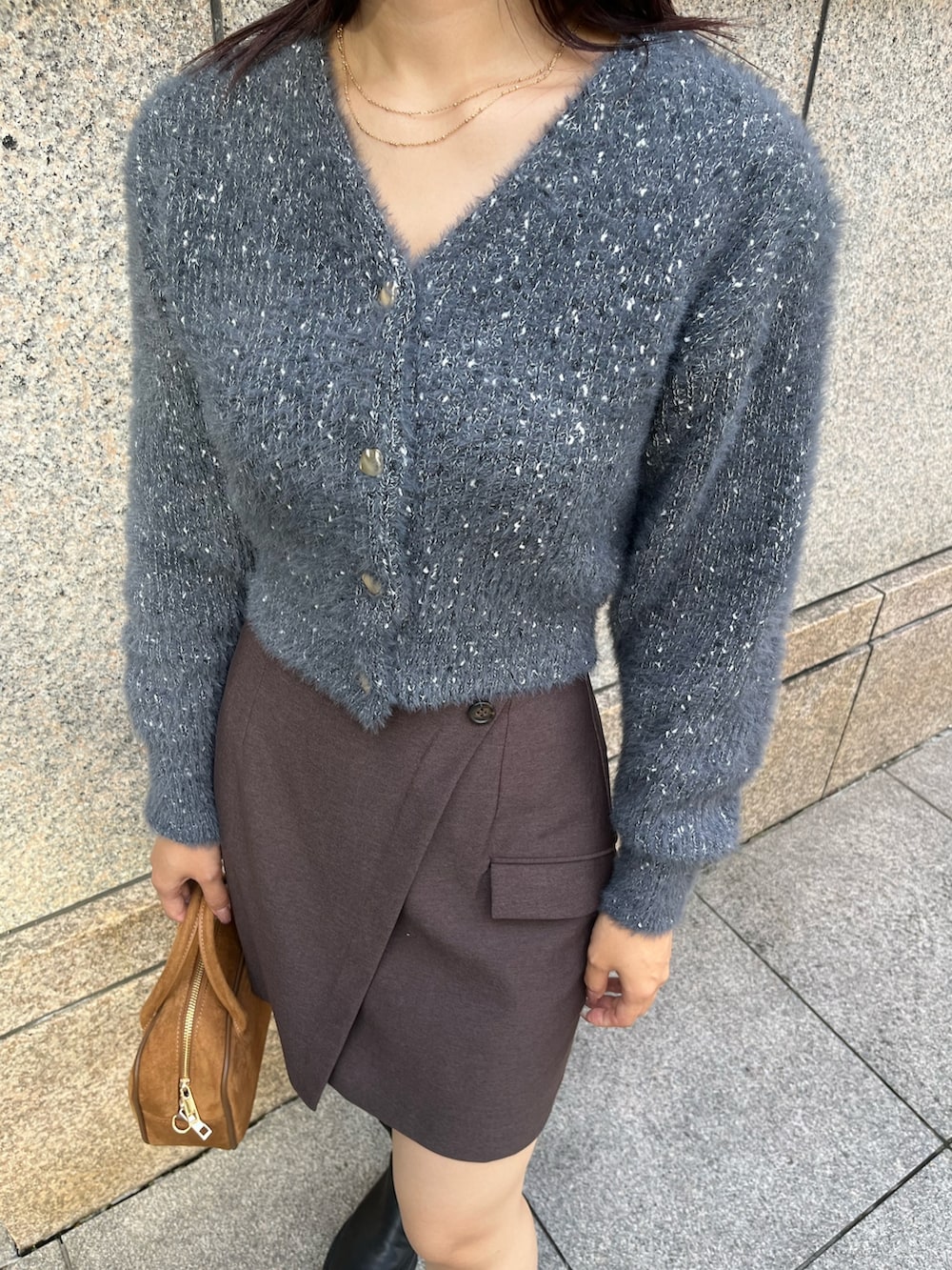 ブラウン系のハンドバッグ、グレー系のカーディガン/ボレロ、ブラウン系のスカートを着用したレディースの秋コーディネートの6枚目の写真