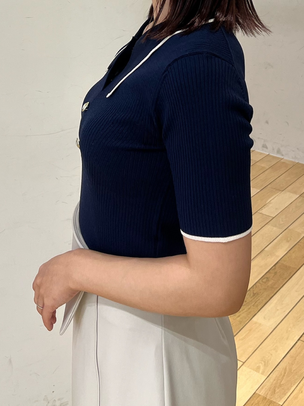 ホワイト系のスカート、ホワイト系のサンダル、ブルー系のニット/セーターを着用したレディースの春コーディネートの5枚目の写真