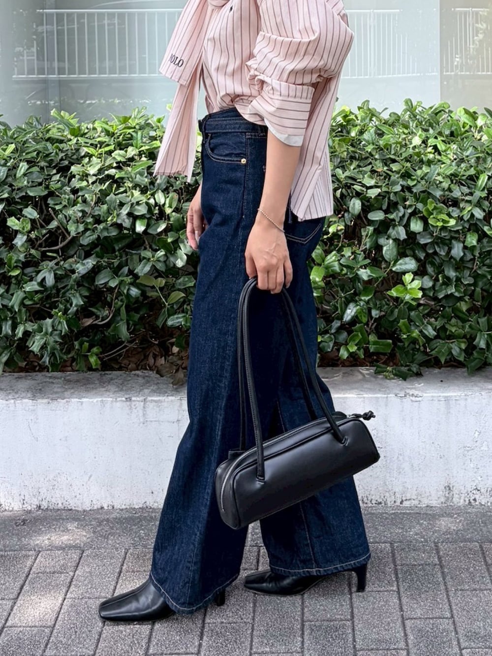 ブルー系のデニムパンツ、ブラック系のブーツ、ピンク系のシャツ/ブラウスを着用したレディースの夏コーディネートの6枚目の写真