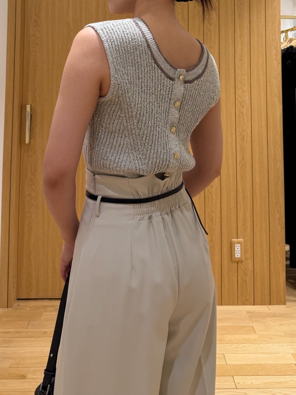 ホワイト系のその他パンツ、ベージュ系のニット/セーター、ブラック系のハンドバッグを着用したレディースの夏コーディネートの5枚目の写真