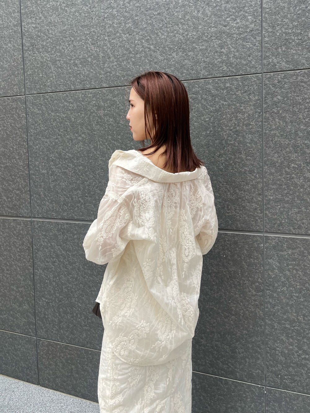 ホワイト系のワンピース、ホワイト系のシャツ/ブラウス、ブラウン系のボストンバッグを着用したレディースの夏コーディネートの5枚目の写真