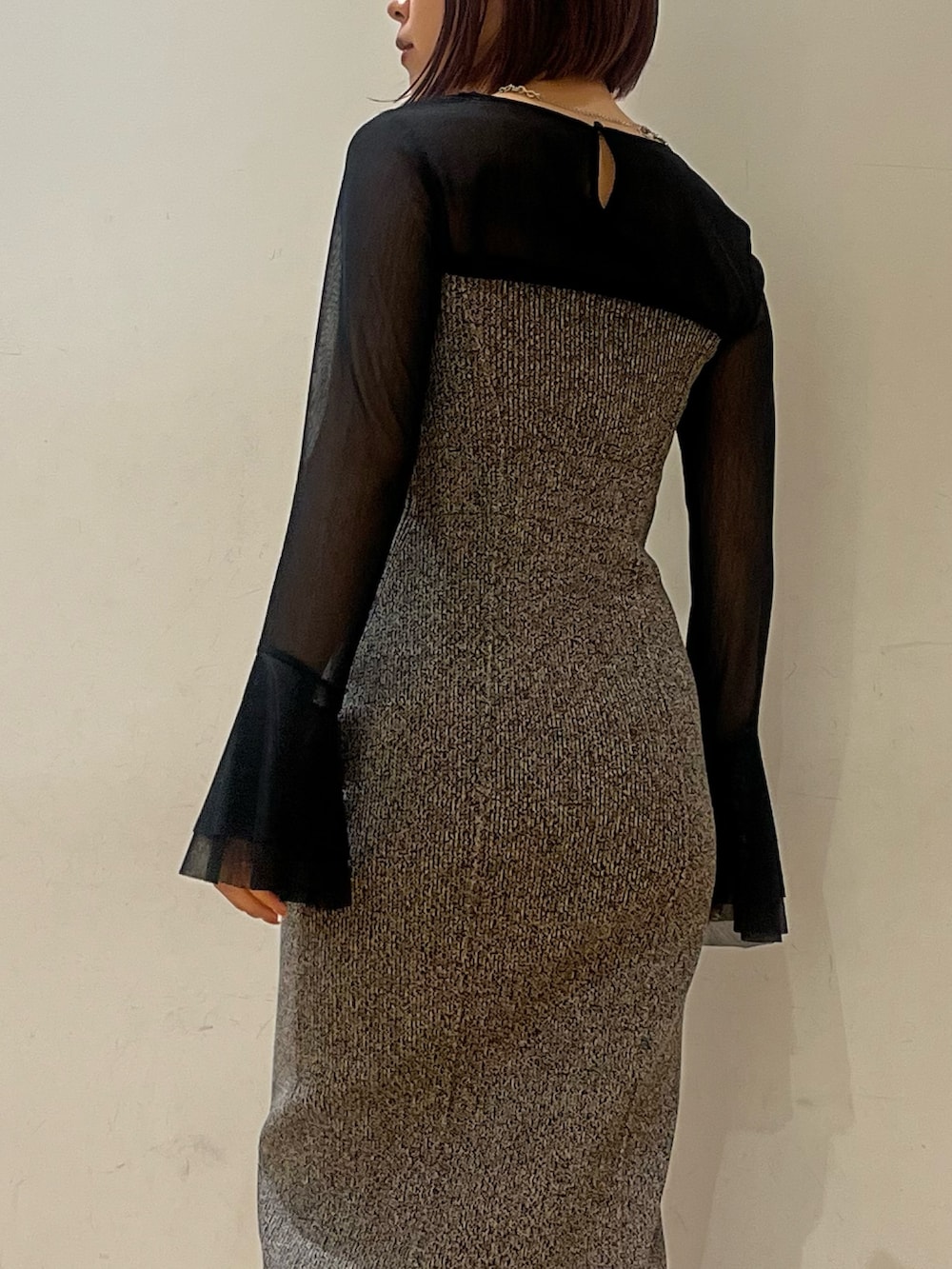 ブラック系のブーツ、ブラック系のTシャツ/カットソー、その他のワンピースを着用したレディースの秋コーディネートの6枚目の写真