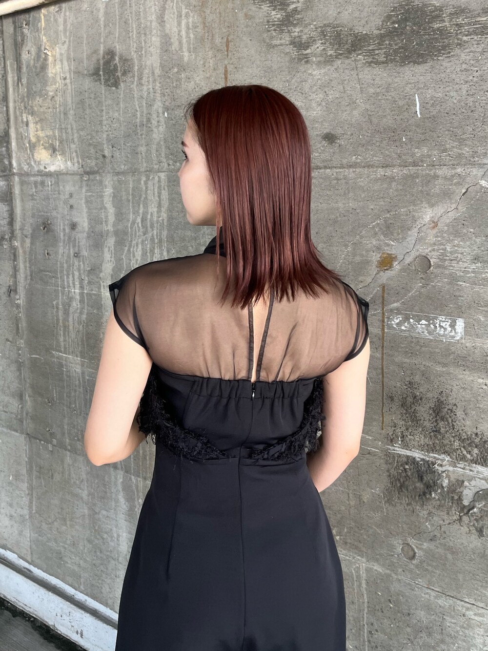 その他のパンプス、その他のクラッチバッグ、ブラック系のパンツドレスを着用したレディースの春コーディネートの6枚目の写真