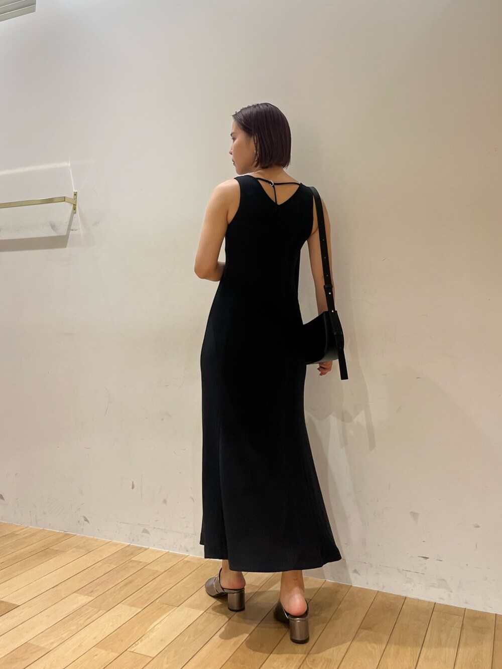 ブラック系のワンピース、その他のサンダル、ブラック系のショルダーバッグを着用したレディースの夏コーディネートの4枚目の写真