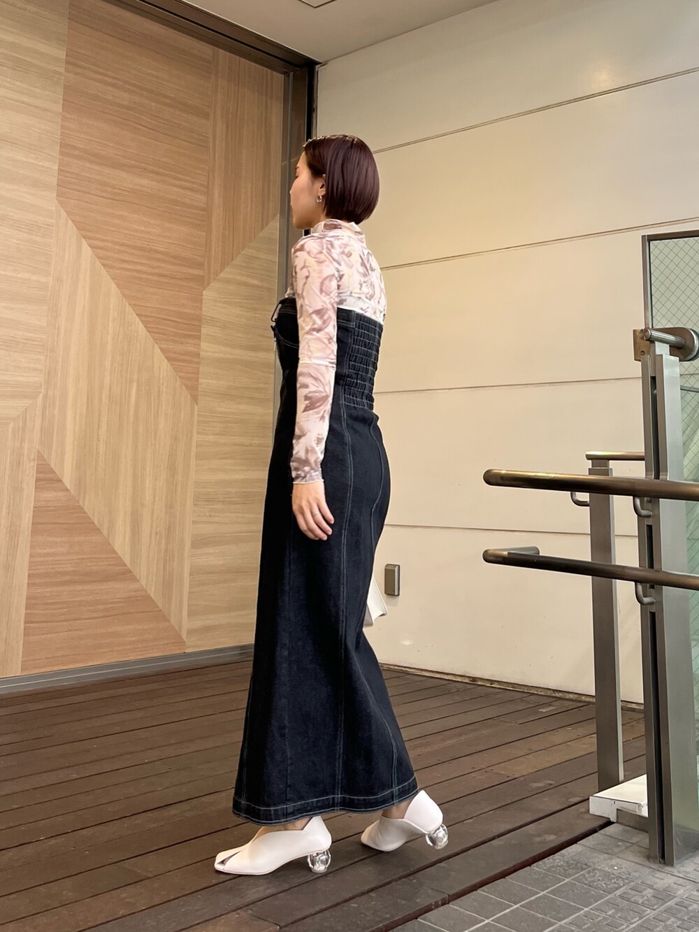ホワイト系のパンプス、ホワイト系のショルダーバッグ、ブラック系のワンピースを着用したレディースの春コーディネートの3枚目の写真
