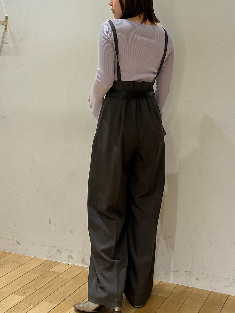 シルバー系のブーツ、パープル系のニット/セーター、グレー系のその他パンツを着用したレディースの冬コーディネートの3枚目の写真