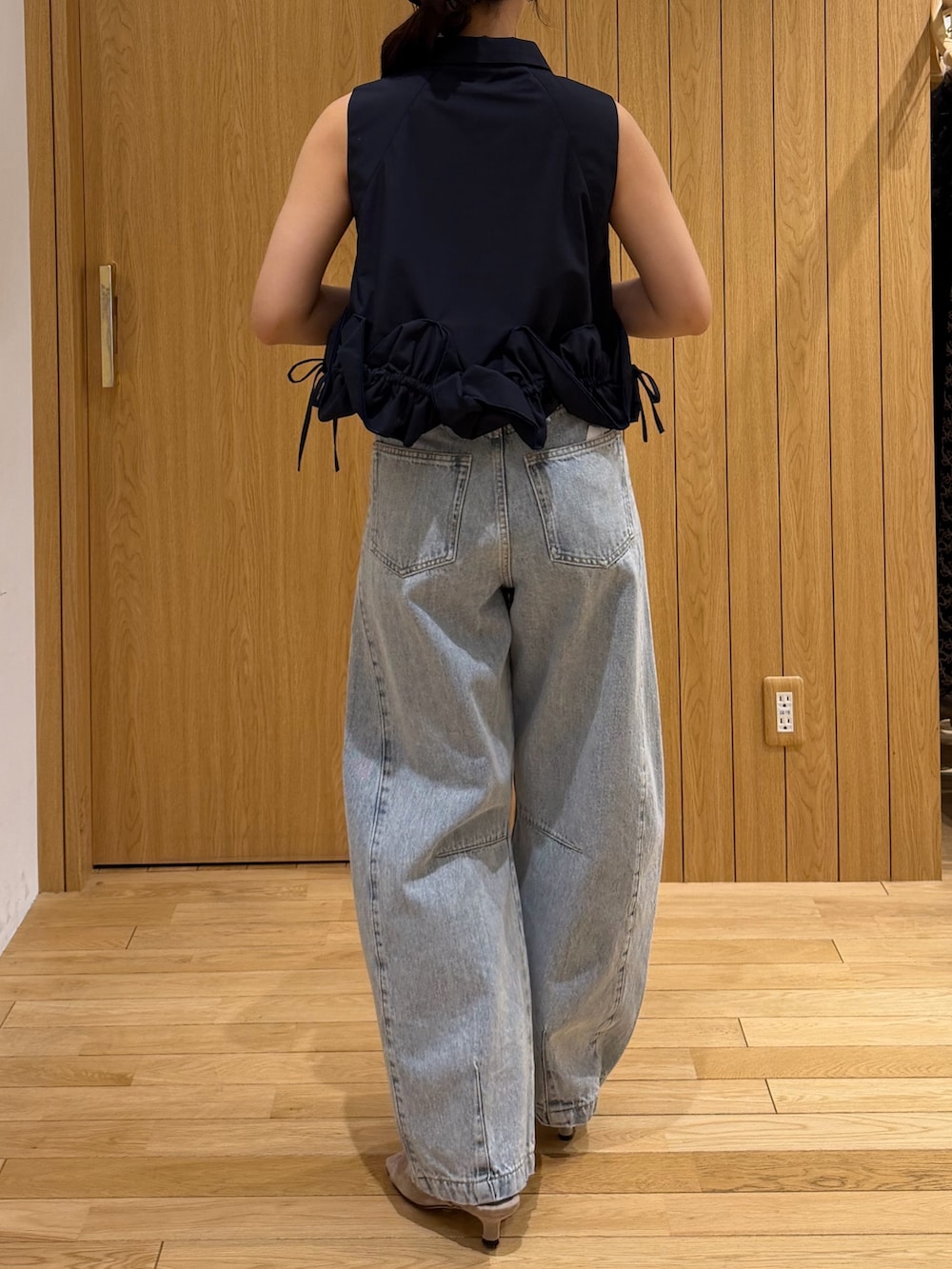 ブルー系のデニムパンツ、ブルー系のシャツ/ブラウス、ベージュ系のサンダルを着用したレディースの夏コーディネートの3枚目の写真