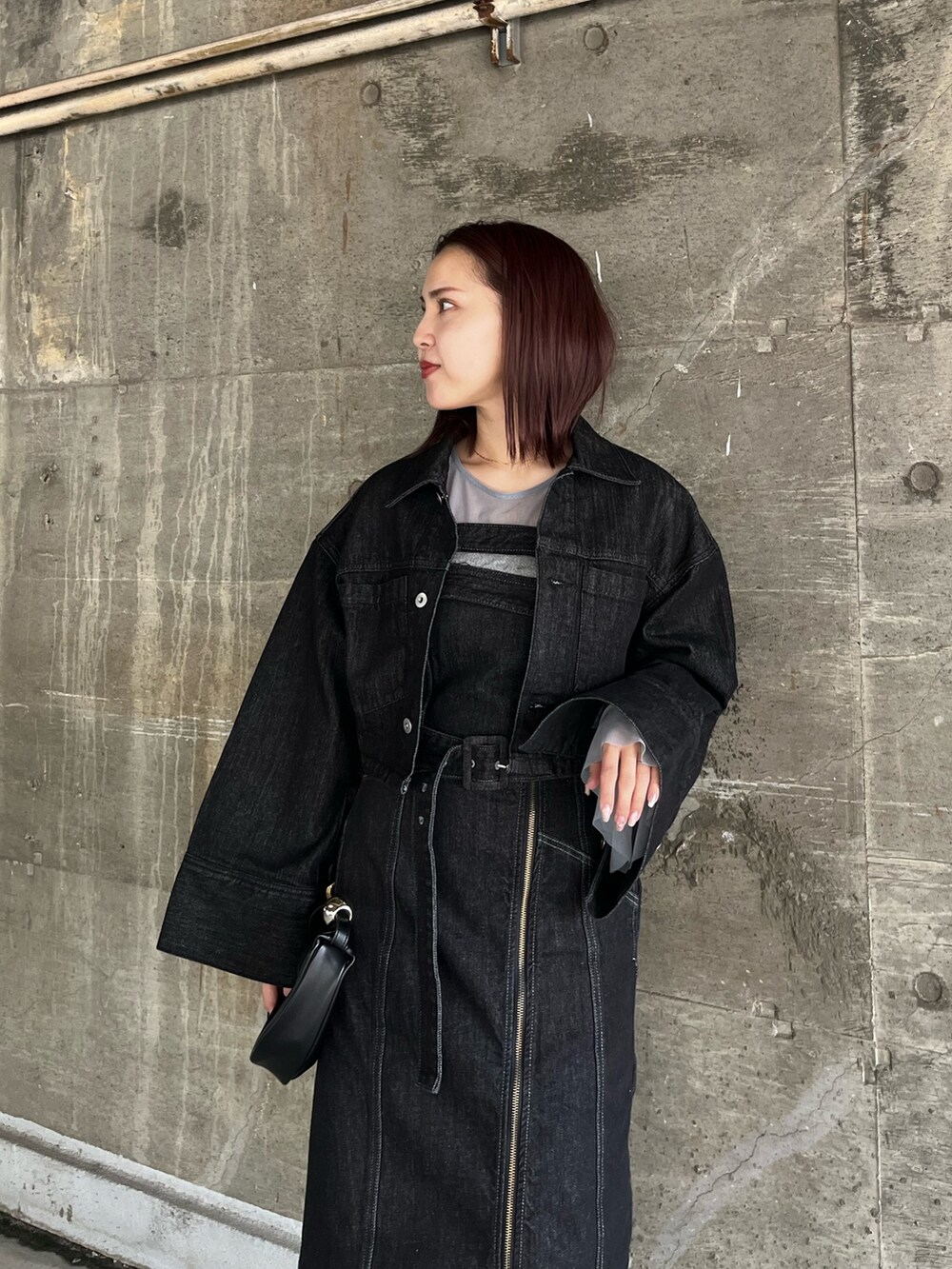 ホワイト系のサンダル、ブルー系のTシャツ/カットソー、ブラック系のワンピースを着用したレディースの春コーディネートの4枚目の写真