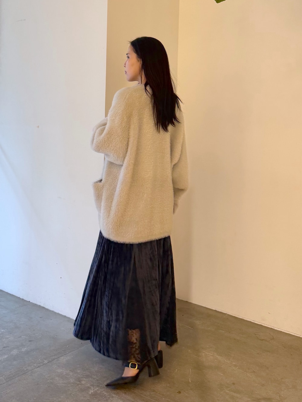 ブルー系のワンピース、グレー系のカーディガン/ボレロを着用したレディースの夏コーディネートの2枚目の写真