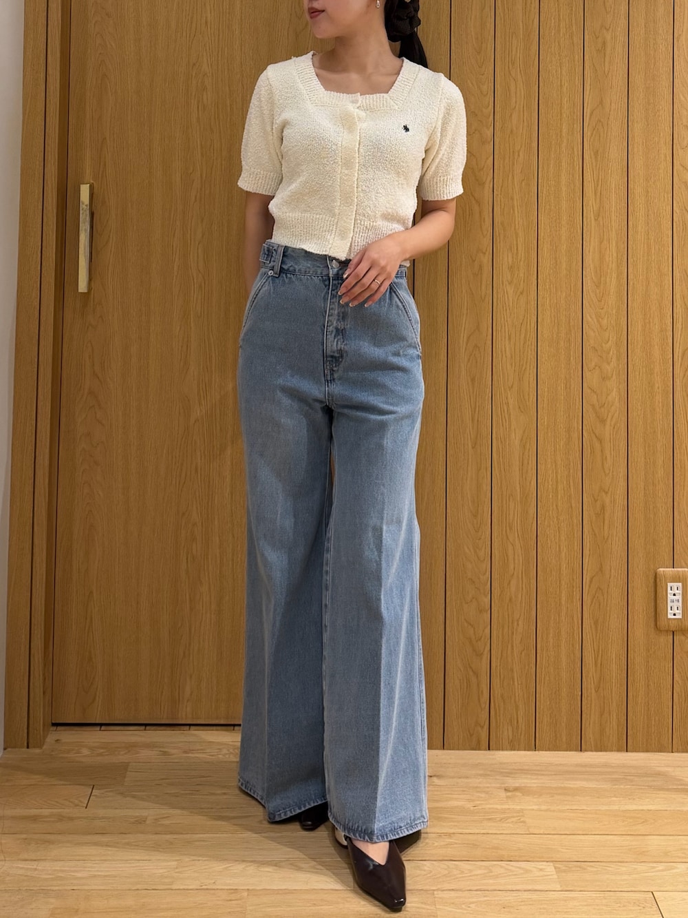 ホワイト系のニット/セーター、ブラウン系のテーラードジャケット、ブルー系のデニムパンツを着用したレディースの春コーディネートの5枚目の写真