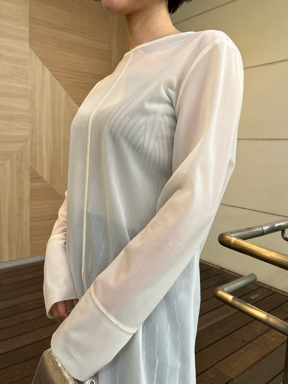 ホワイト系のTシャツ/カットソー、ブラック系のサンダル、ブラック系のスカートを着用したレディースの春コーディネートの5枚目の写真