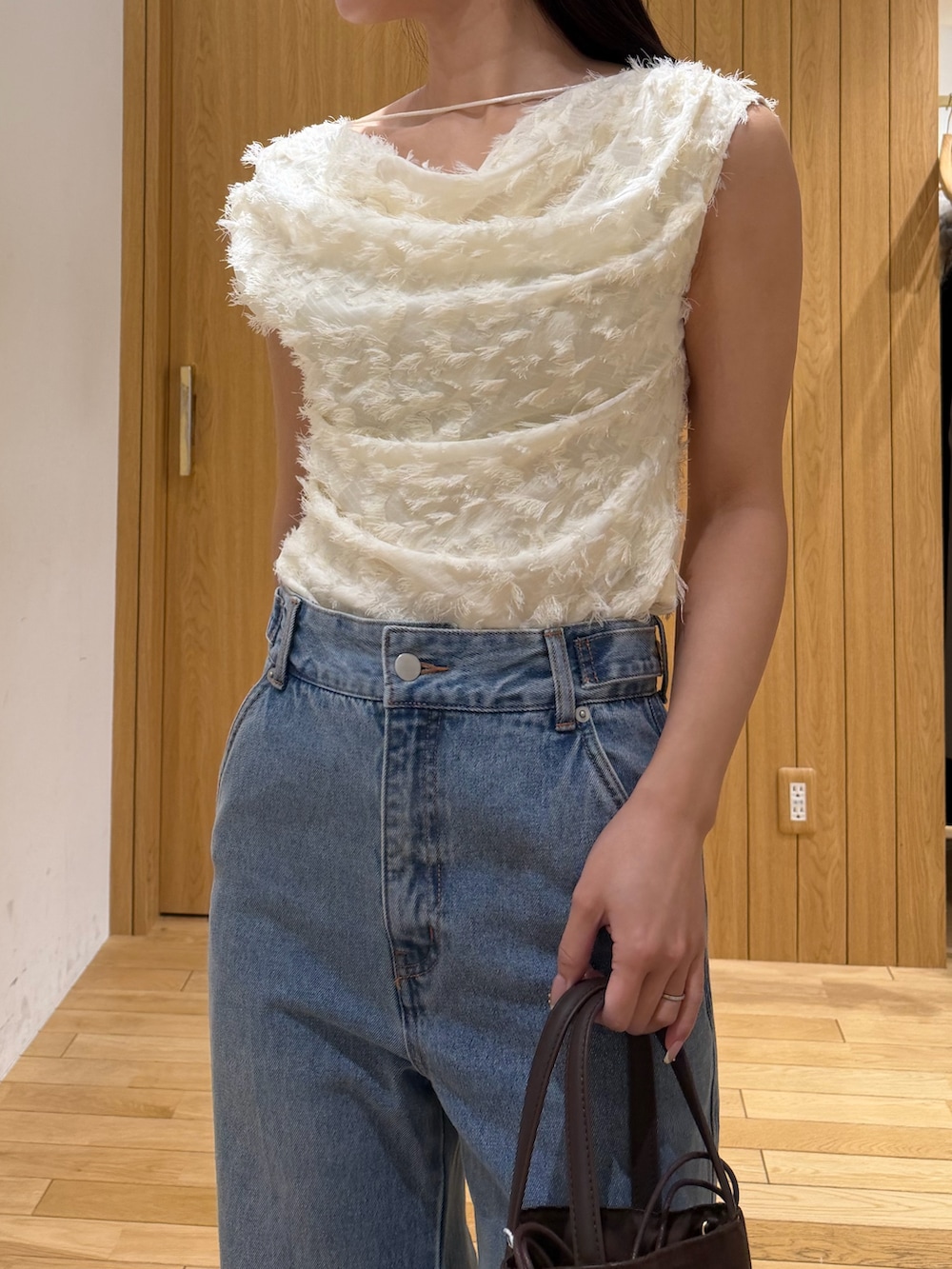 ブルー系のデニムパンツ、ホワイト系のシャツ/ブラウス、ベージュ系のブルゾンを着用したレディースの春コーディネートの5枚目の写真