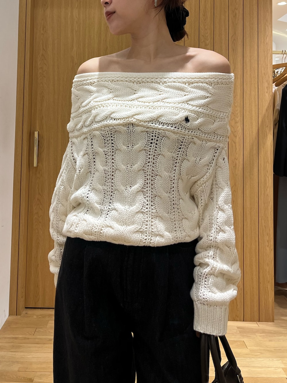 ブラウン系のパンプス、ブラウン系のボストンバッグ、ホワイト系のニット/セーターを着用したレディースの秋コーディネートの4枚目の写真