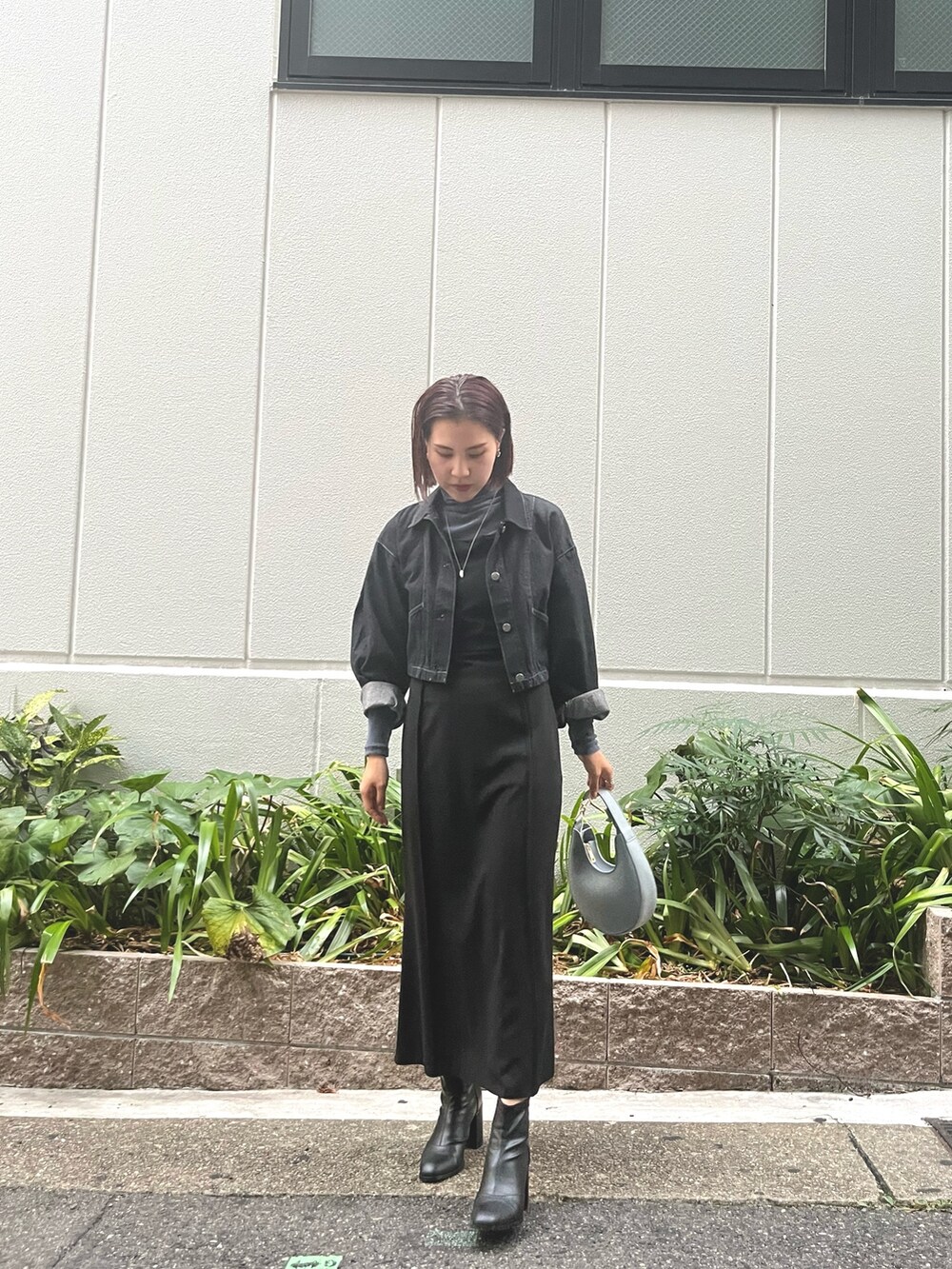 ブルー系のハンドバッグ、ブラック系のワンピース、ブルー系のTシャツ/カットソーを着用したレディースの秋コーディネートの4枚目の写真