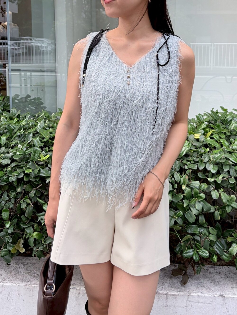 ホワイト系のその他パンツ、ブルー系のTシャツ/カットソー、ブラック系のブーツを着用したレディースの夏コーディネートの5枚目の写真
