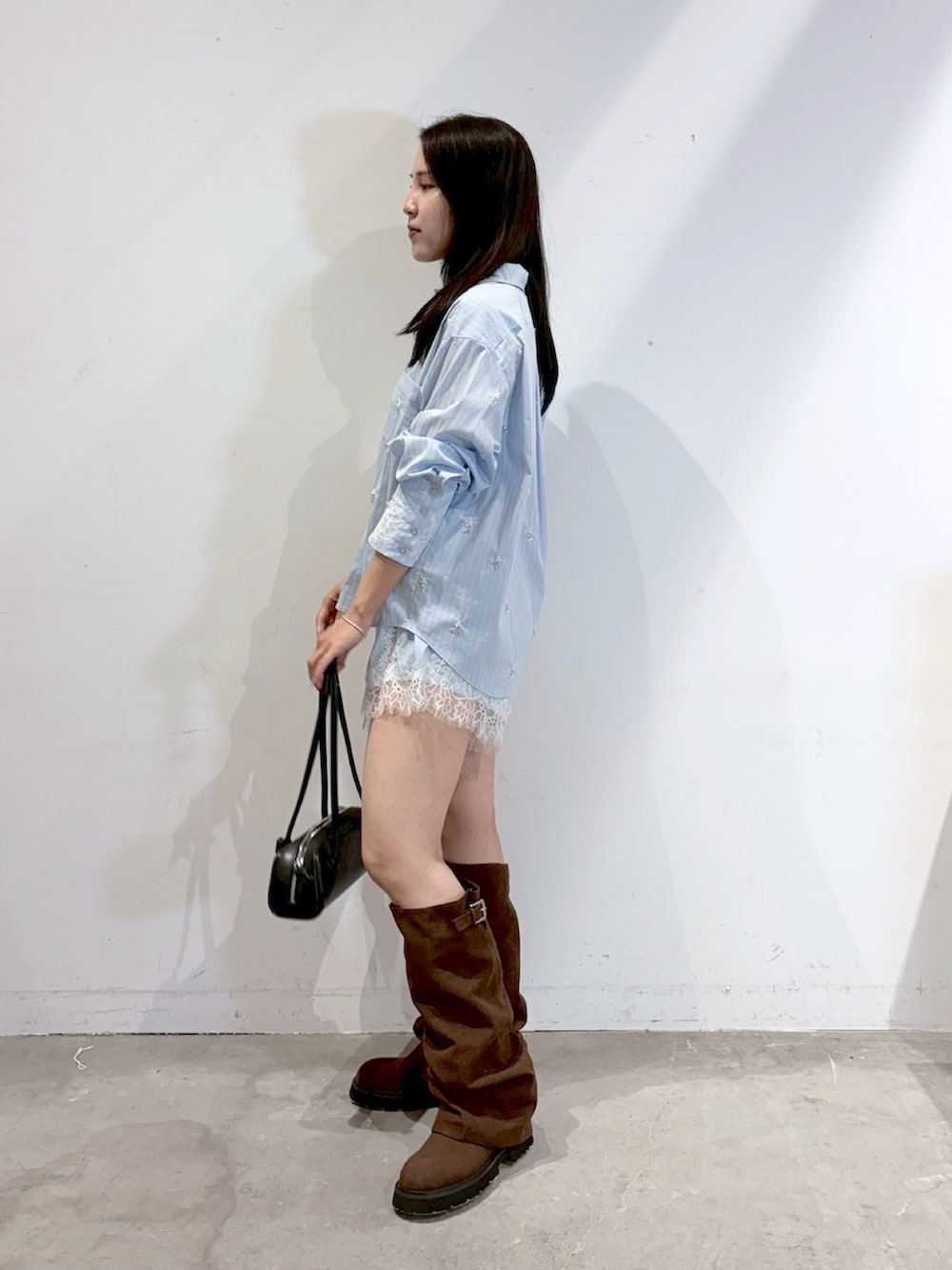 ブルー系のその他パンツ、ブラウン系のブーツ、ブルー系のシャツ/ブラウスを着用したレディースの秋コーディネートの2枚目の写真