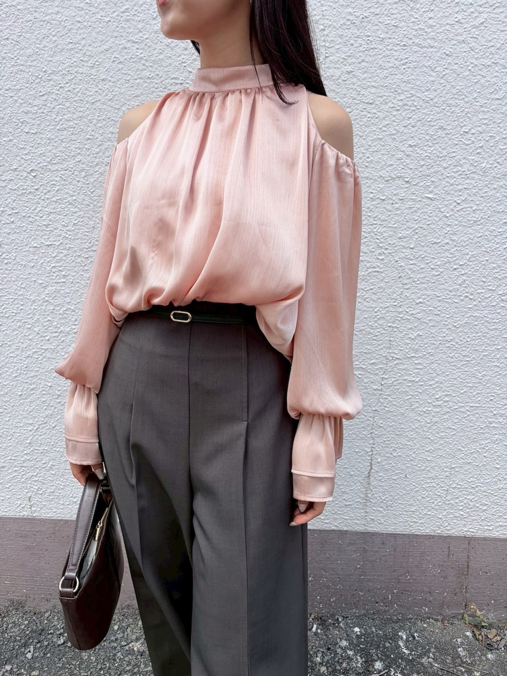 レッド系のブーツ、グレー系のその他パンツ、ピンク系のシャツ/ブラウスを着用したレディースの夏コーディネートの7枚目の写真