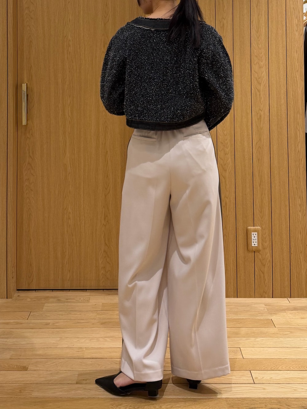 ブラック系のニット/セーター、ブラック系のパンプス、ホワイト系のその他パンツを着用したレディースの冬コーディネートの3枚目の写真