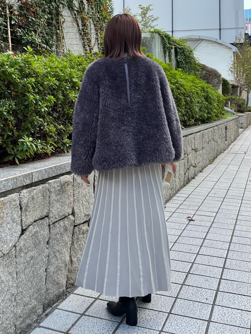 グレー系のブルゾン、グレー系のワンピースを着用したレディースの秋コーディネートの3枚目の写真