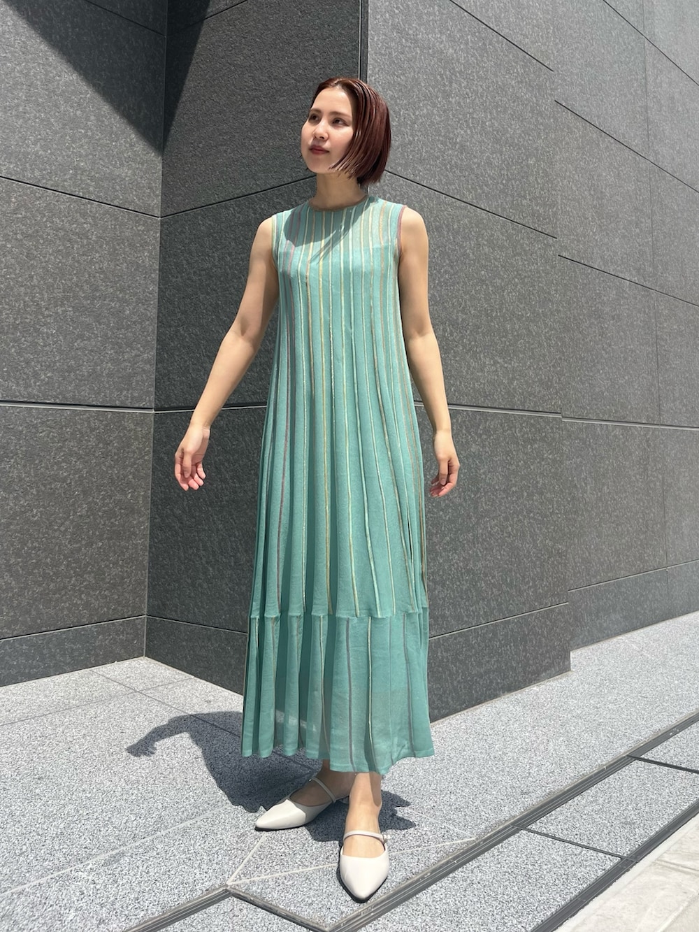 グリーン系のワンピース、ホワイト系のベルトを着用したレディースの春コーディネートの2枚目の写真