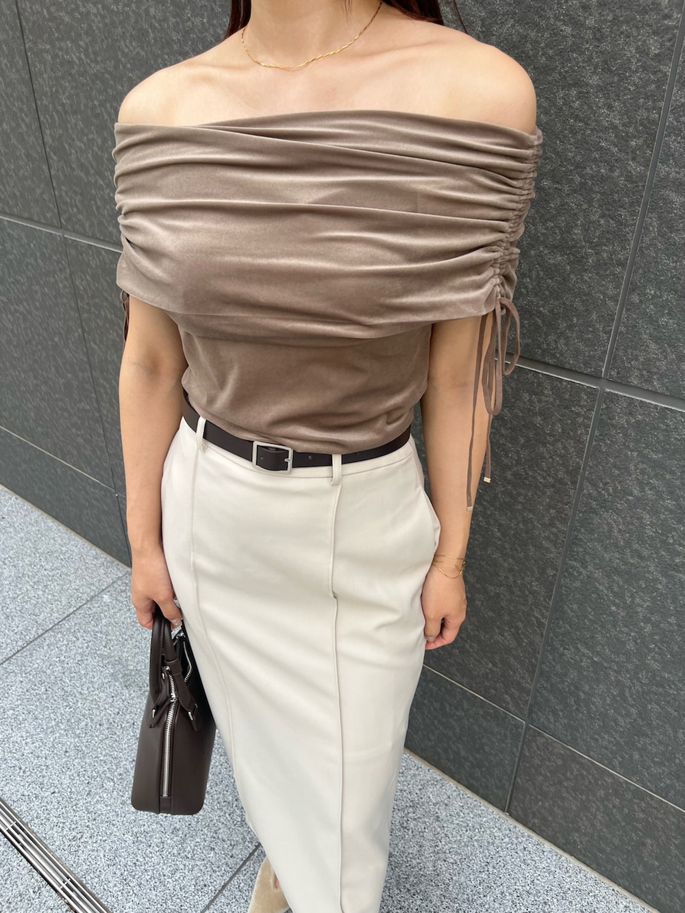 ベージュ系のパンプス、ブラウン系のボストンバッグ、ブラウン系のTシャツ/カットソーを着用したレディースの夏コーディネートの7枚目の写真