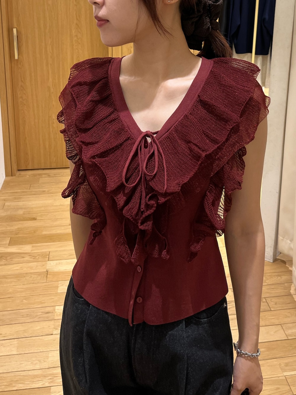 ブラック系のデニムパンツ、ブラウン系のパンプス、ブラウン系のボストンバッグを着用したレディースの夏コーディネートの4枚目の写真