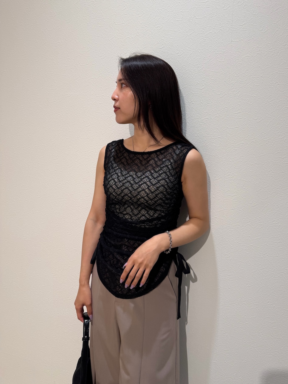 ブラック系のシャツ/ブラウス、ベージュ系のその他パンツ、ブラック系のハンドバッグを着用したレディースの夏コーディネートの4枚目の写真
