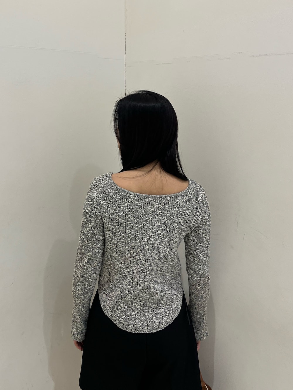 ブラック系のその他パンツ、グレー系のニット/セーター、ブラウン系のハンドバッグを着用したレディースの冬コーディネートの6枚目の写真