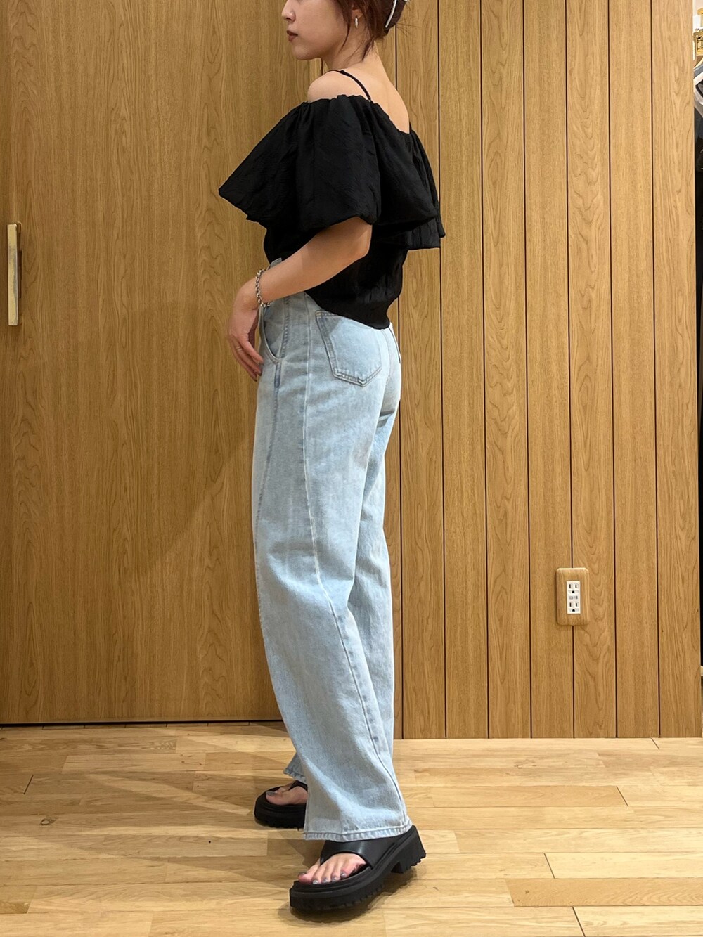 ブルー系のデニムパンツ、ブラック系のシャツ/ブラウスを着用したレディースの夏コーディネートの2枚目の写真