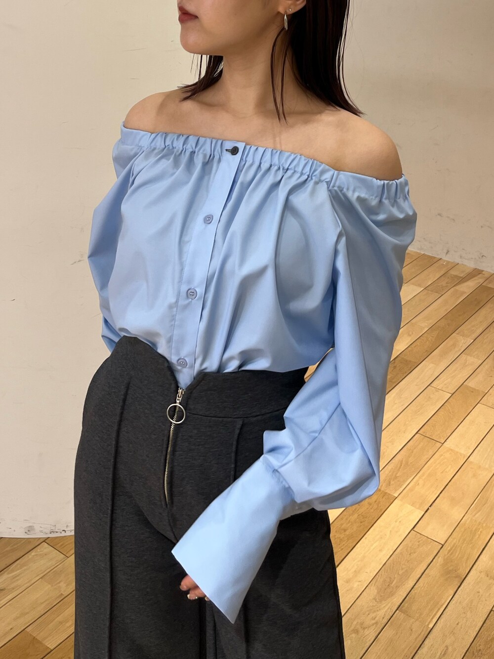 グレー系のスウェットパンツ、ブルー系のシャツ/ブラウス、ブラウン系のハンドバッグを着用したレディースの春コーディネートの8枚目の写真