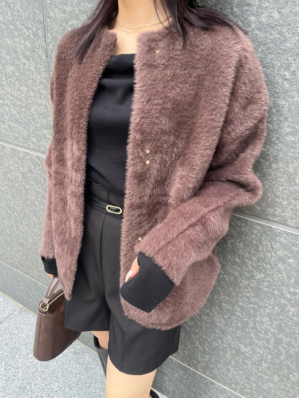 ブラック系のその他パンツ、ブラウン系のカーディガン/ボレロ、ブラック系のニット/セーターを着用したレディースの秋コーディネートの6枚目の写真