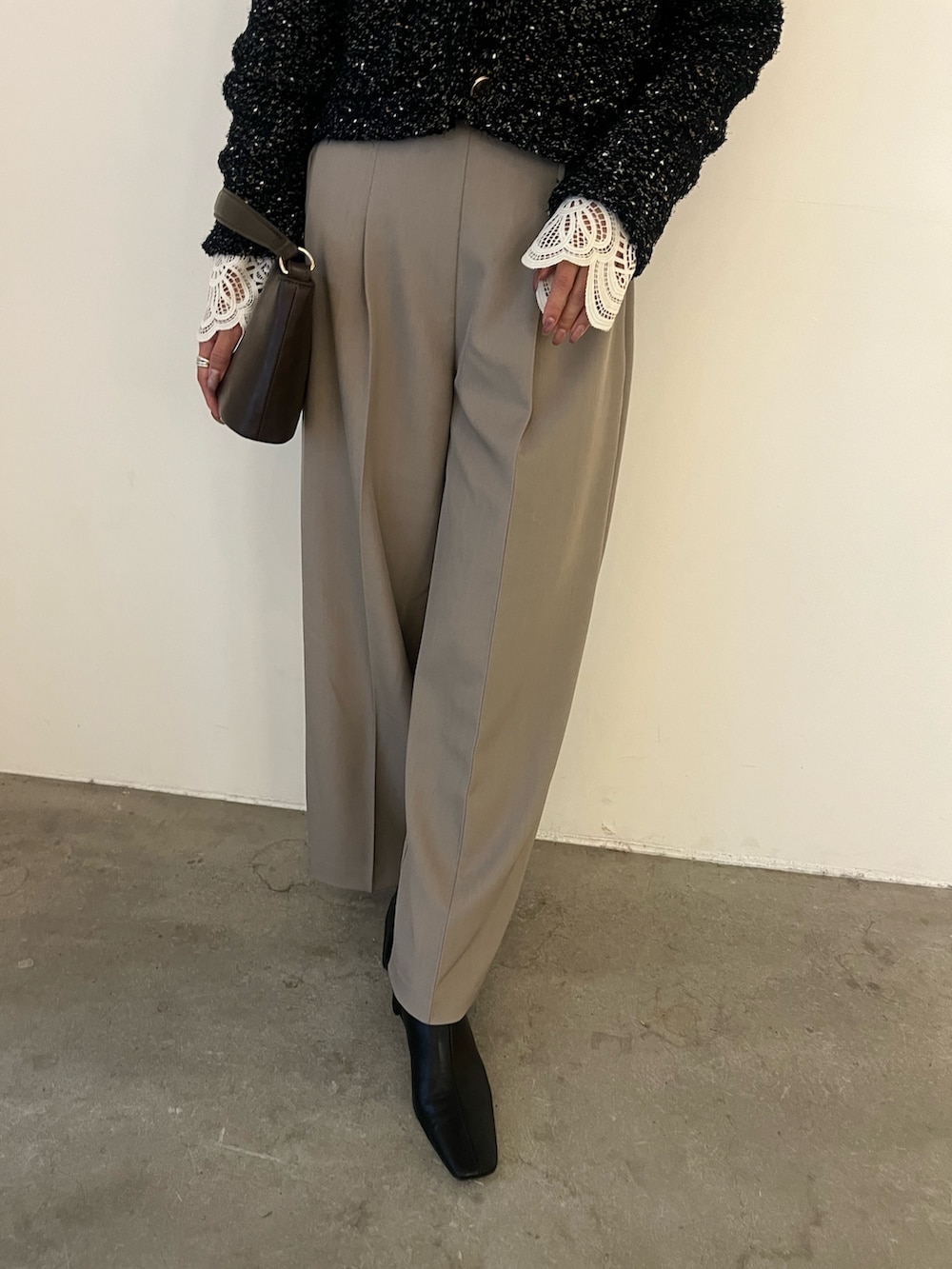 ブラウン系のハンドバッグ、ベージュ系のその他パンツ、ホワイト系のシャツ/ブラウスを着用したレディースの冬コーディネートの7枚目の写真