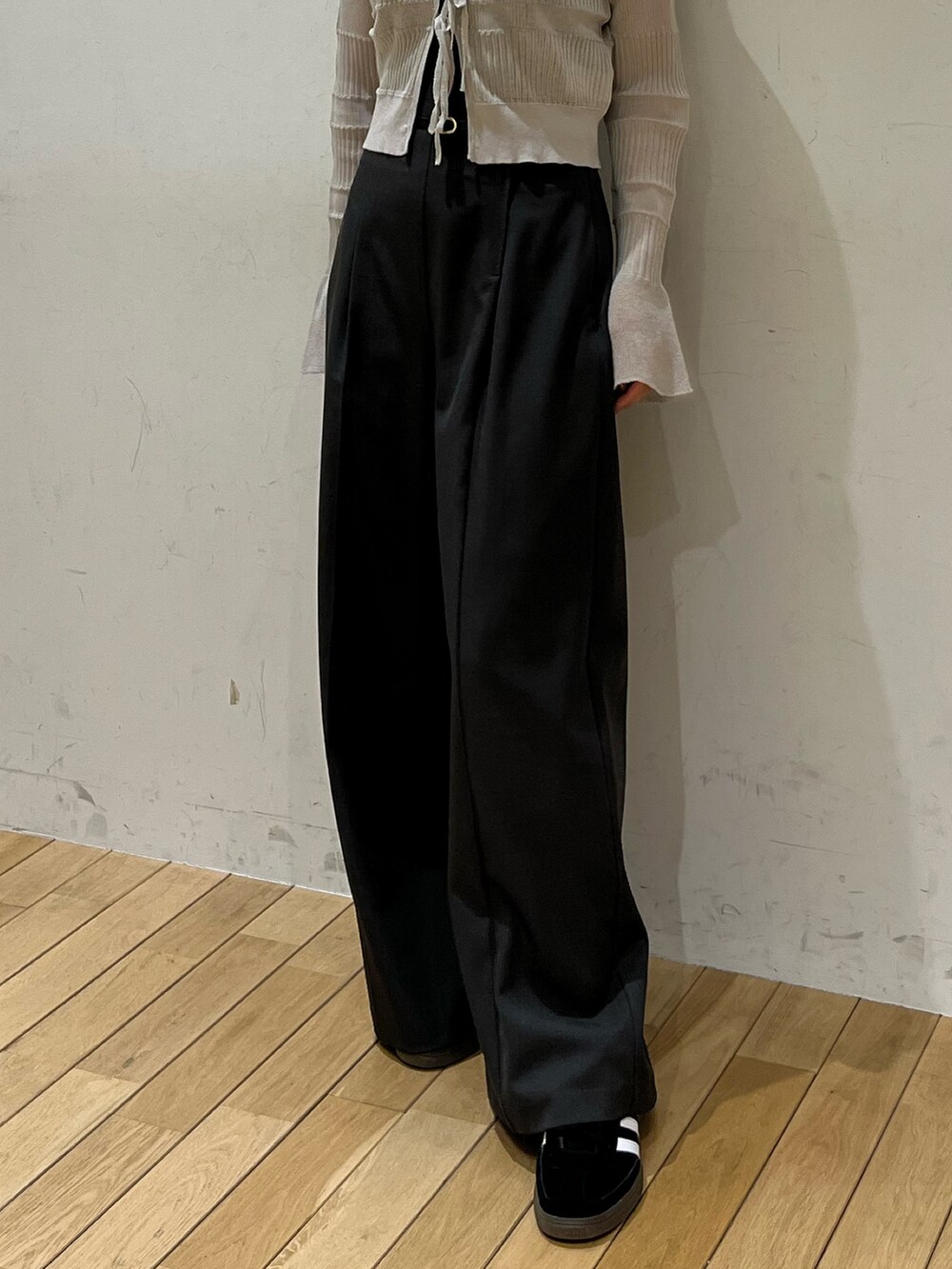 グレー系のその他パンツ、ブラック系のスニーカー、グレー系のカーディガン/ボレロを着用したレディースの春コーディネートの6枚目の写真