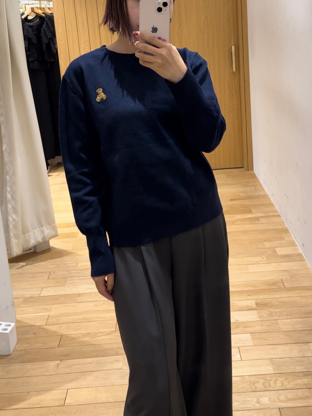 グレー系のその他パンツ、シルバー系のブーツ、ブルー系のニット/セーターを着用したレディースの秋コーディネートの4枚目の写真