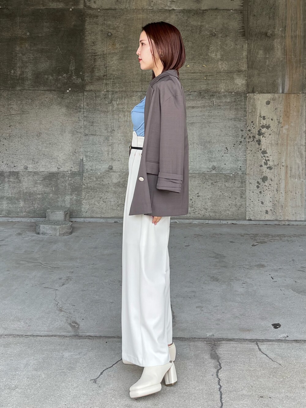 ホワイト系のその他パンツ、ブルー系のTシャツ/カットソー、ホワイト系のサンダルを着用したレディースの春コーディネートの7枚目の写真