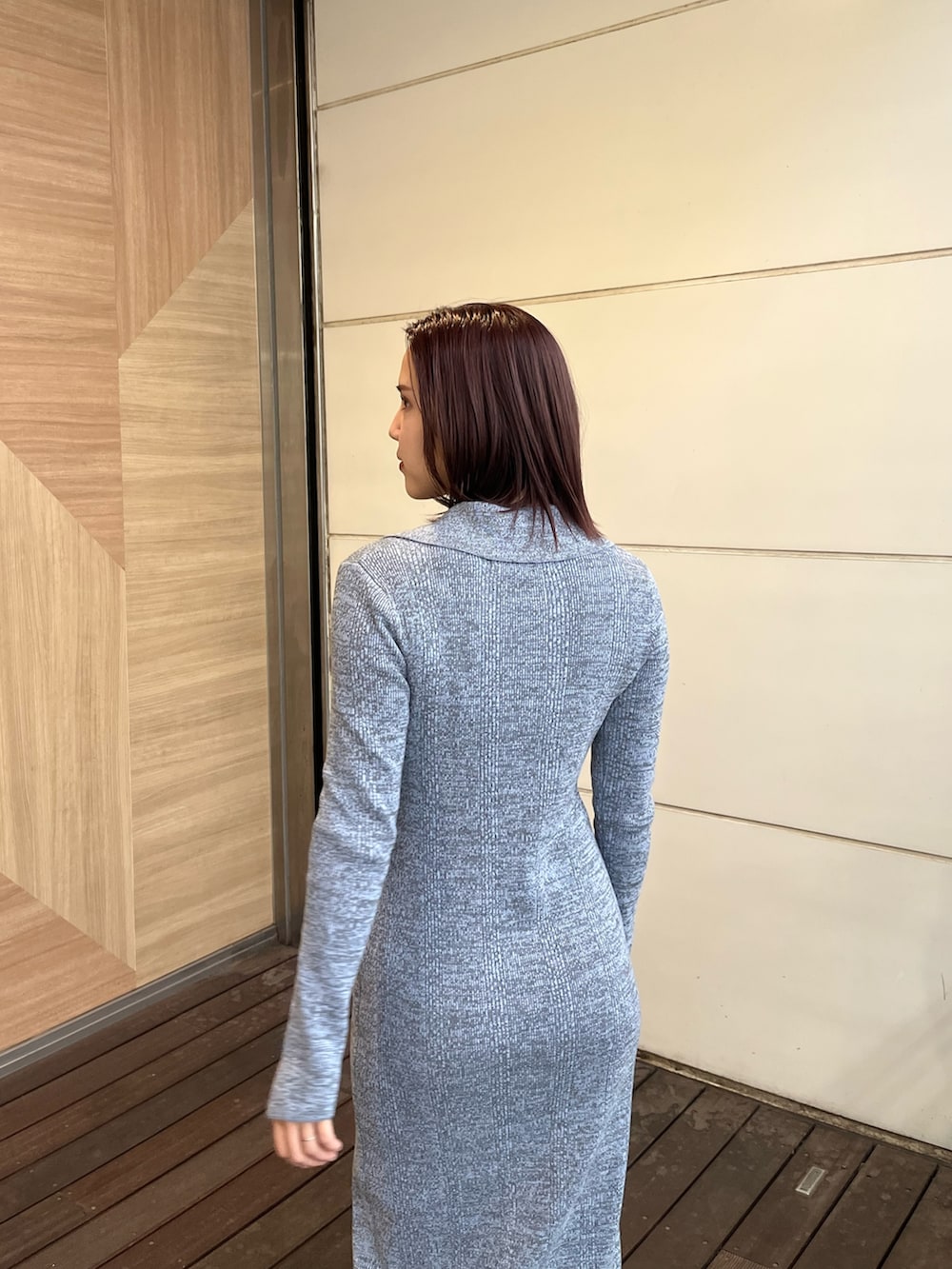 ブルー系のワンピースを着用したレディースの冬コーディネートの5枚目の写真