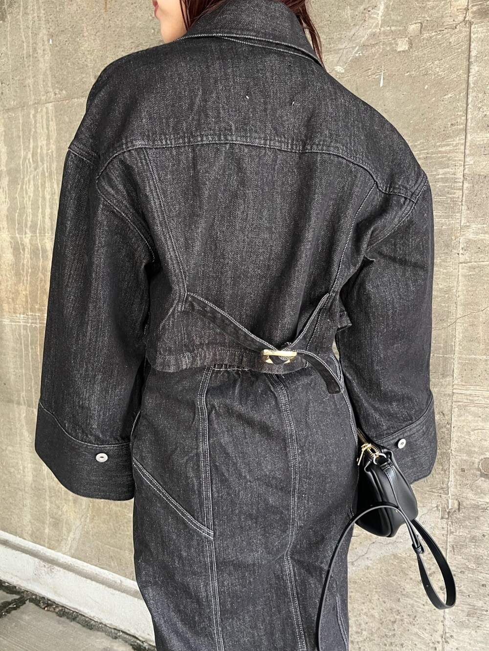 ホワイト系のサンダル、ブルー系のTシャツ/カットソー、ブラック系のワンピースを着用したレディースの春コーディネートの5枚目の写真