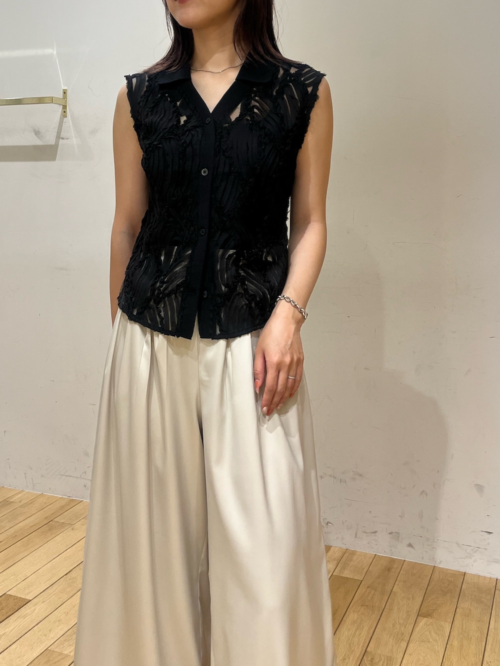 ホワイト系のその他パンツ、ブラック系のシャツ/ブラウス、ブラック系のサンダルを着用したレディースの夏コーディネートの4枚目の写真