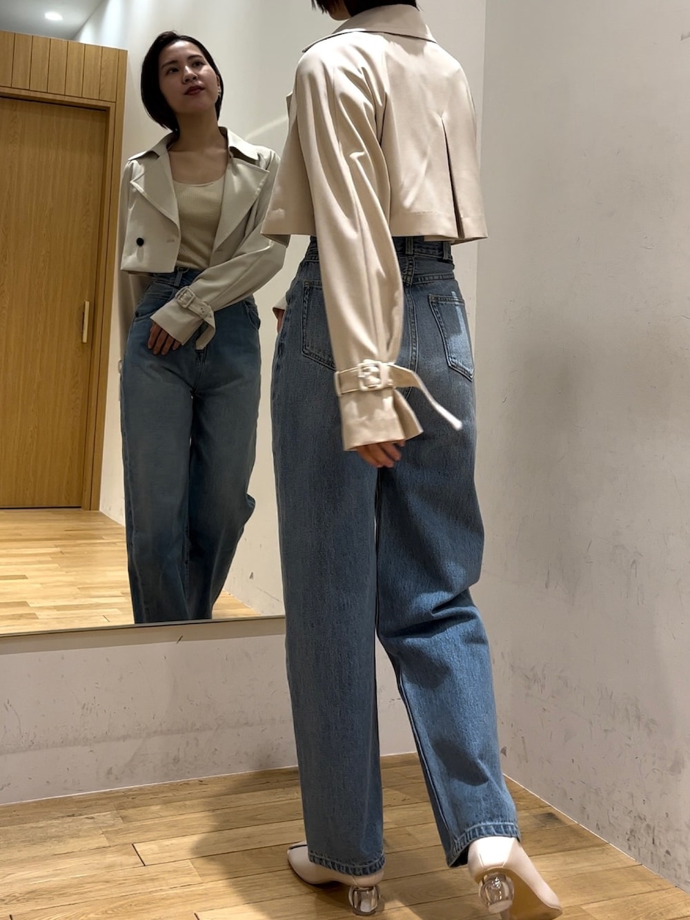 ホワイト系のニット/セーター、ブルー系のデニムパンツ、ホワイト系のパンプスを着用したレディースの冬コーディネートの4枚目の写真