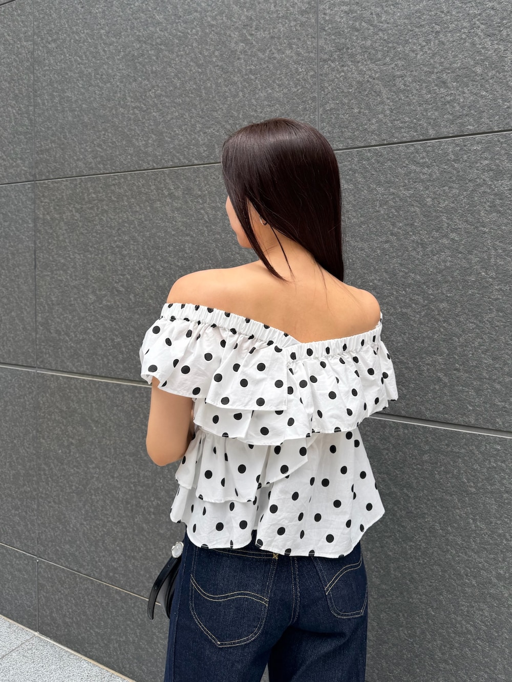 ブルー系のデニムパンツ、その他のシャツ/ブラウス、ブラック系のハンドバッグを着用したレディースの夏コーディネートの5枚目の写真