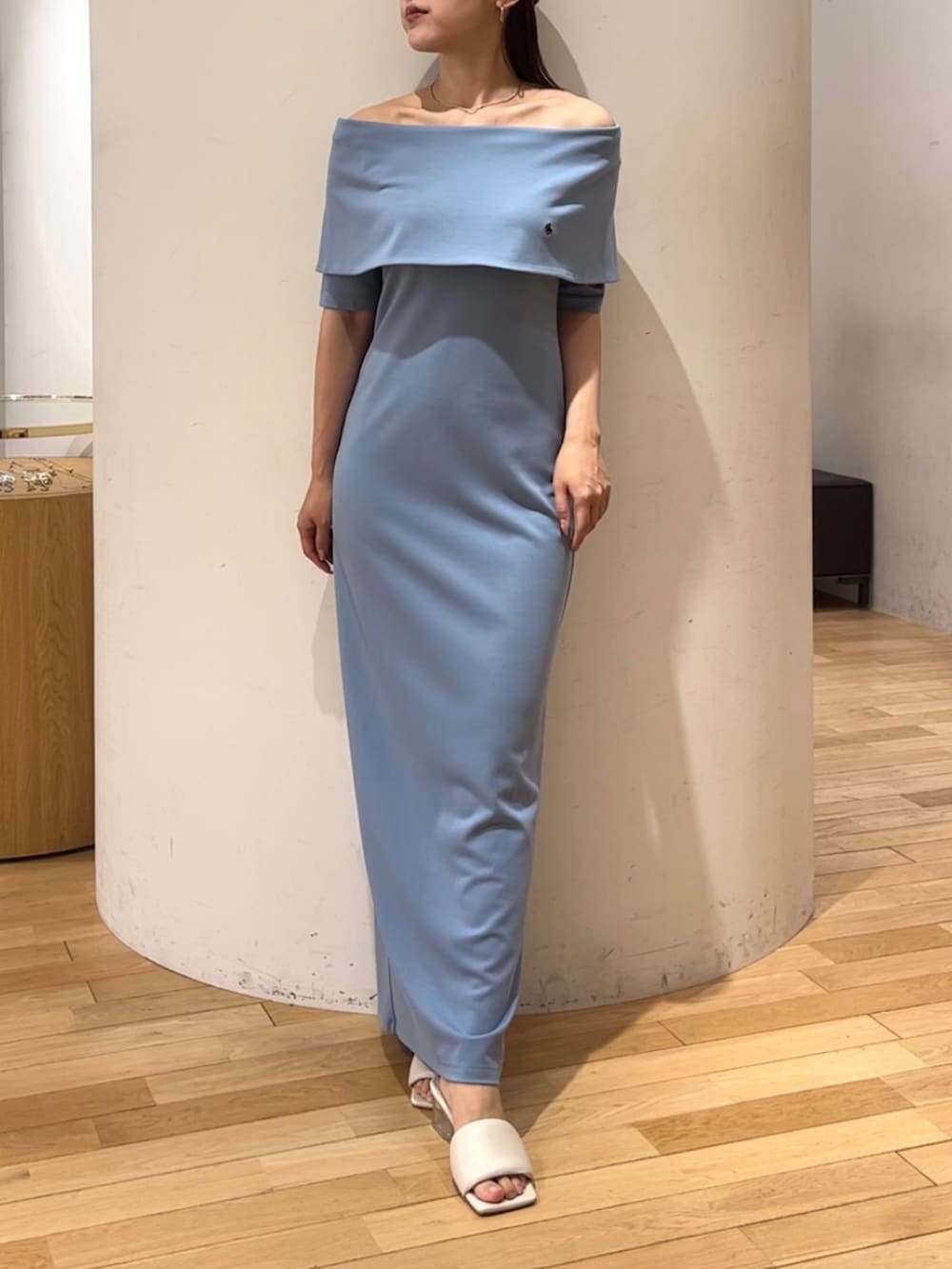 ブルー系のワンピース、ホワイト系のサンダル、グレー系のキャップを着用したレディースの春コーディネートの6枚目の写真