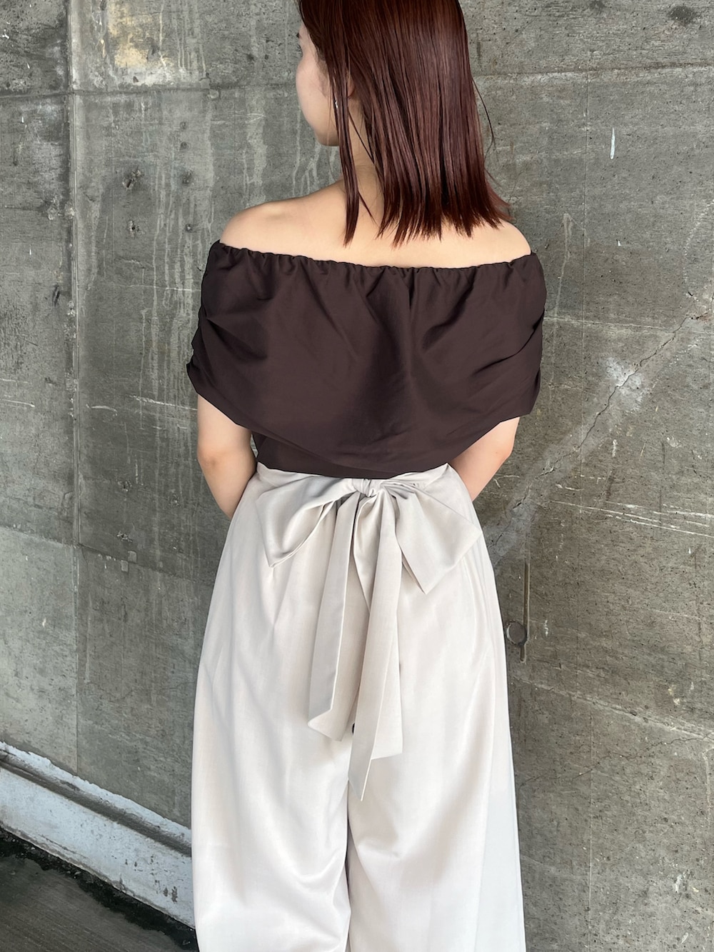 ブラウン系のシャツ/ブラウス、ブラウン系のハンドバッグ、ホワイト系のその他パンツを着用したレディースの夏コーディネートの6枚目の写真