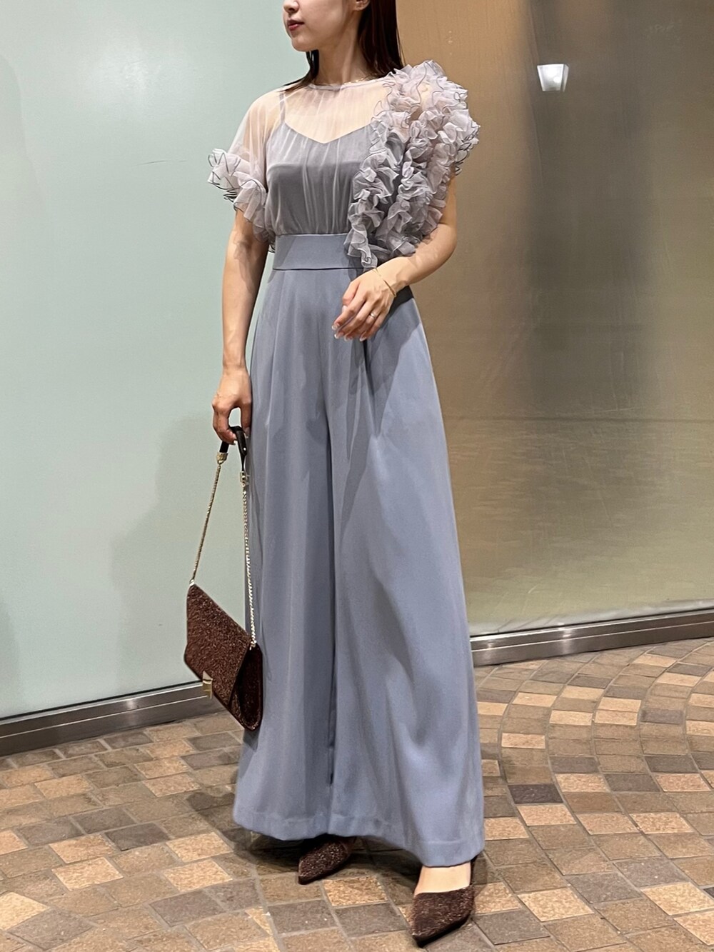 ブルー系のパンツドレス、その他のクラッチバッグ、その他のパンプスを着用したレディースの夏コーディネートの2枚目の写真